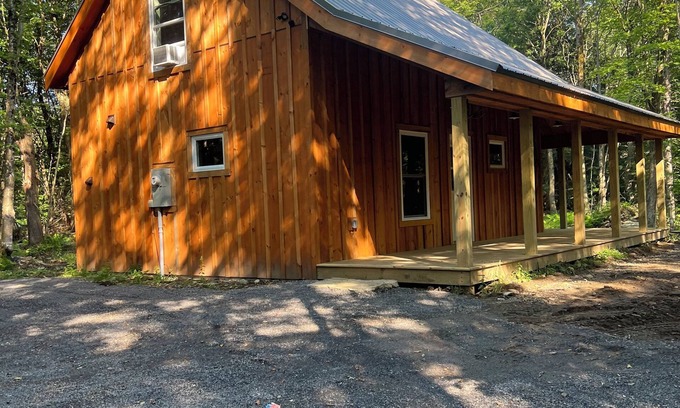 South Rutland Cabina | 3BR Lacona Cabin: AC, Trails Access, Family + Pet-Friendly