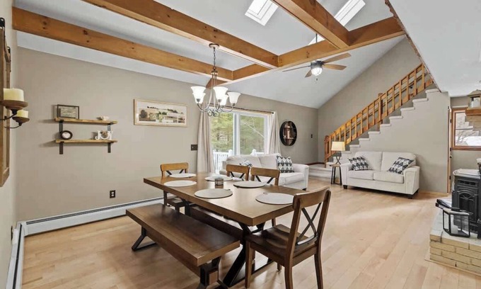 Lake Luzerne-Hadley Casa | 3BR Lake Luzerne Retreat with Game Room & Hot Tub
