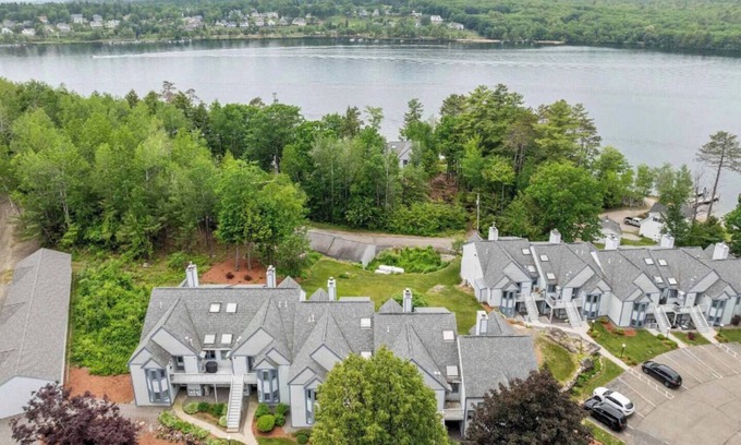 Laconia Apartamento | 3BR Lake Winnipesaukee Condo with Sandy Beach