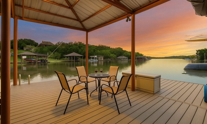 Granbury Apartamento | 3BR Lakefront Retreat w/Dock & Kayaks