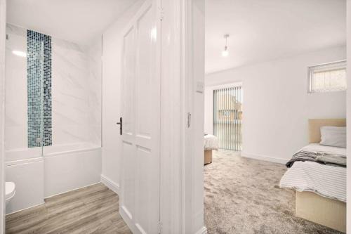 Moseley Casa | 3BR Luxury home in Peaceful Moseley