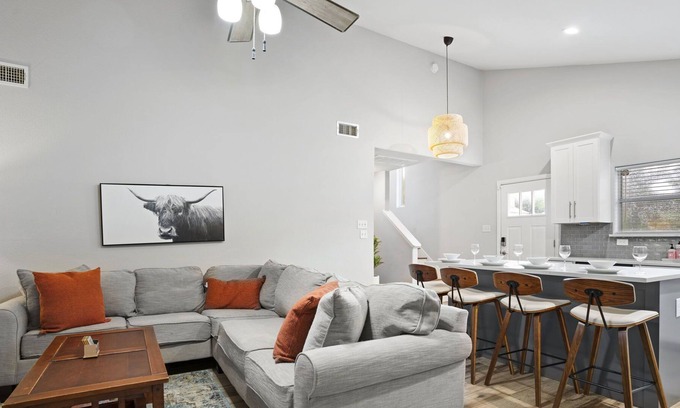 Foster Heights Casa | ★3BR Modern East ATX |UT|ACL|SXSW|DT-Dog friendly★