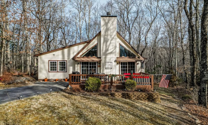Sky Valley Cabina | 3BR mountain-view cabin with fireplace, deck, grill, & firepit