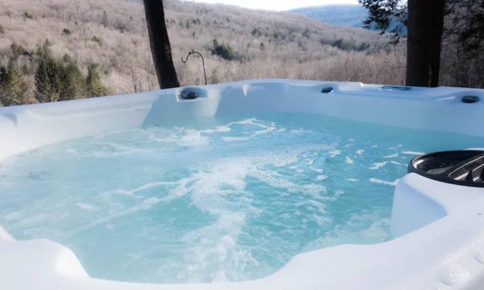 Arkville Cabina | 3BR Mountain View Ski Cabin with Hot Tub