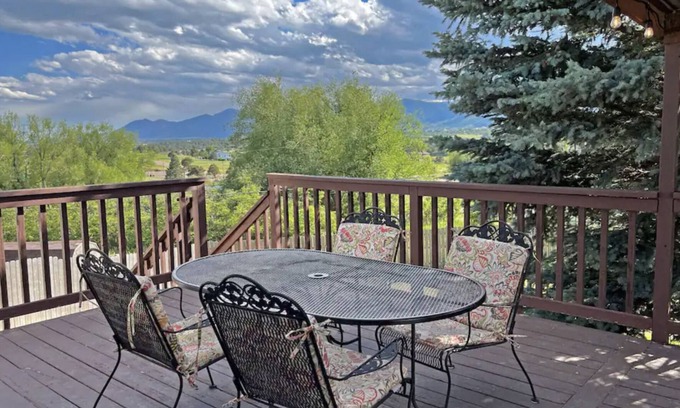 Monument Casa | 3BR Mountain Views! Family / Pet Friendly + Pool Table - 15 min to AFA