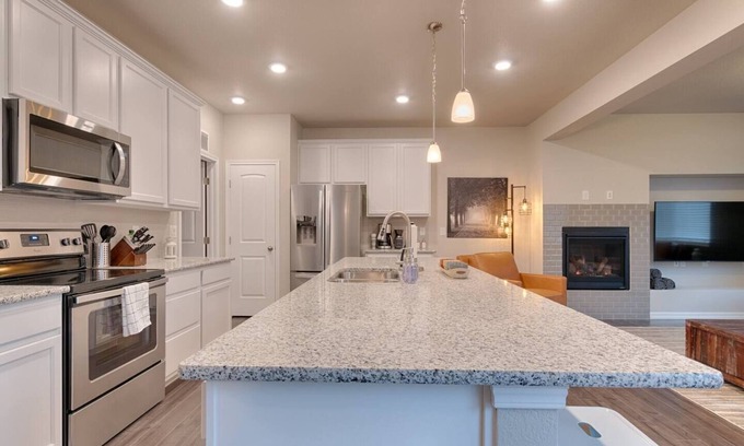 Rockrimmon Casa | 3BR Mtn Viewsluxury Townhomecentral Locationac