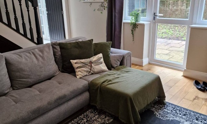 Wythenshawe Casa | 3BR Near Airport with private gated parking, close to city centre and motorway