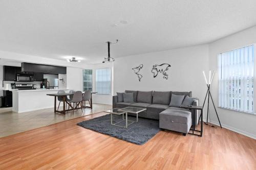 Royal Palm Bay Casa | 3BR Near Disney - Patio, Pool, Hot Tub, Gym & Sauna
