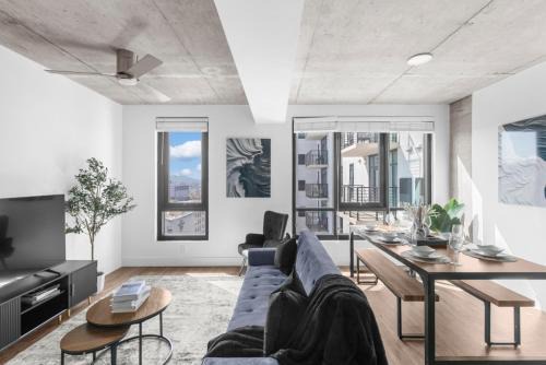 Five Points South Apartamento | 3BR Oasis with Skyline Views 12th Floor