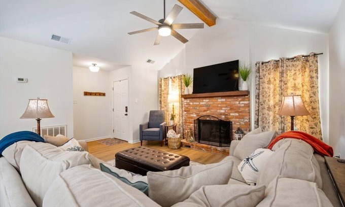 Savannah Casa | 3BR Pet Friendly Sugar Mill Cottage