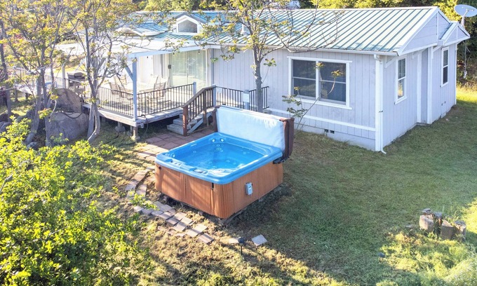 Ahwahnee Casa | 3BR Private 8 Acre Spa Retreat - BBQ, Patio, Views
