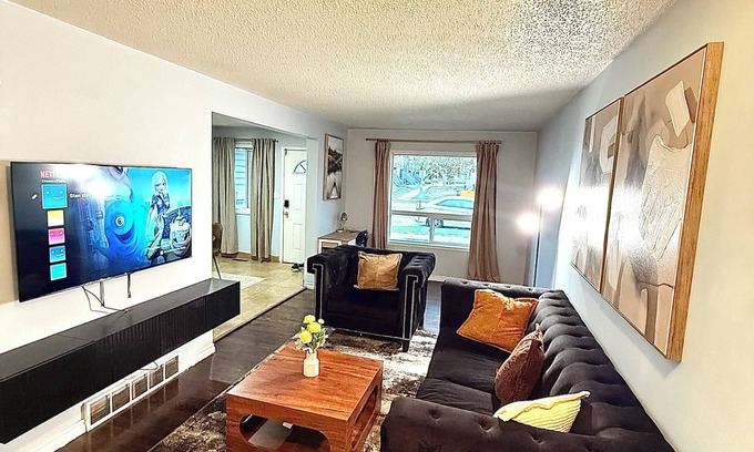 Southeast Edmonton Casa | 3BR Retreat | Sleeps 8 | king Bed | Mill woods