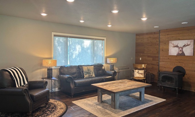 Roberts Casa | 3BR Riverfront Retreat on 16 Acres Minutes from Red Lodge