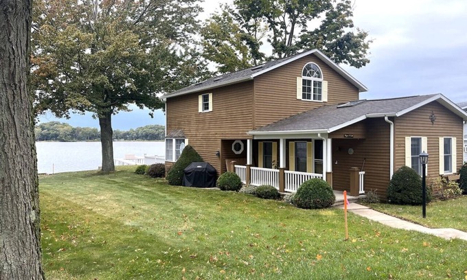 Mannsville Casa | 3BR Sandy Pond LAKE HOUSE | Dock | Fire Pit | Pets
