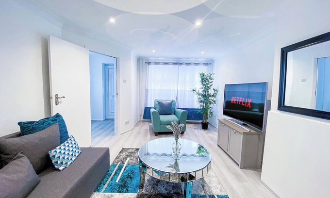 Elm Park Casa | 3BR-Sleeps5-Parking-NearTrainStation