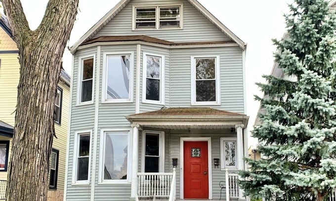 Irving Park Apartamento | 3BR Spacious Home Away From Home. Coziest neighborhood in Chicago.