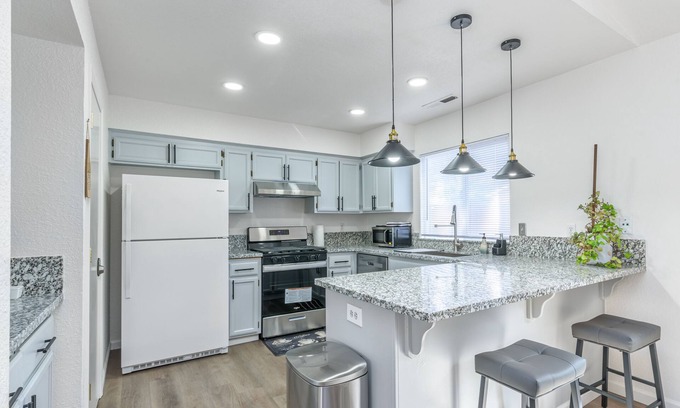 Merced Casa | 3BR Stylish Retreat en route to Yosemite, Centrally Located in Merced!