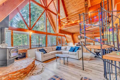 Tahoe City Casa | 3BR Tahoe Cabin in the Trees with Hot Tub