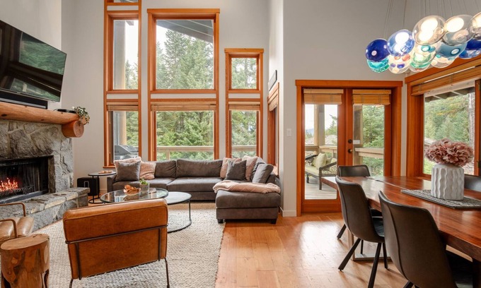 Nordic Estates Casa | Retiro de lujo en la montaña con bañera de hidromasaje privada de Harmony Whistler
