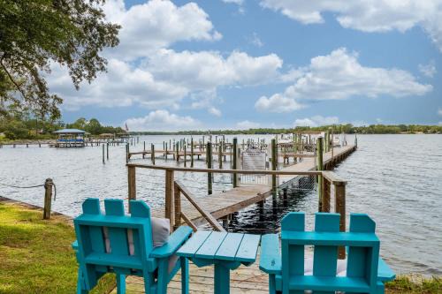 Navarre Casa | 3BR Townhome Steps to Bay - Pool & Beach Gear