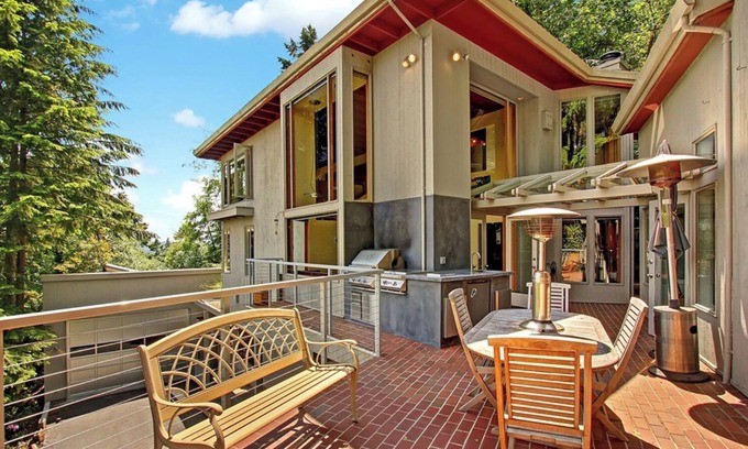 Seattle Casa | 3br urban oasis with lake views, swimming pool, hot tub, steam shower and sauna.