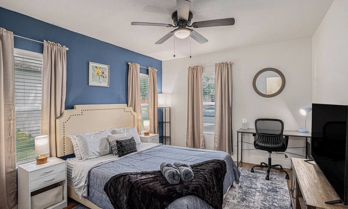 Edison Casa | 3BR with 300 Mbps WiFi & Nugget Ice Maker - Perfect for Groups & Business Travel