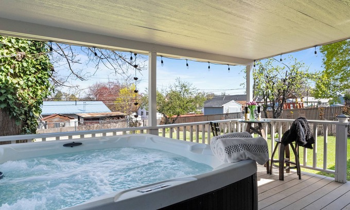 College Place Casa | 3BR WITH HOT TUB, GAME ROOM / PET FRIENDLY / 10' TO EVERYTHING