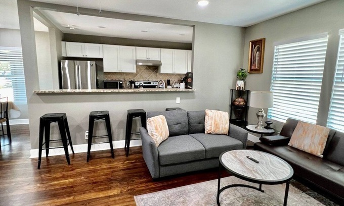 Jefferson Casa | 3BR Woodlawn Home Med Center Area Furnished Extended Stay Wi-Fi W/D SA