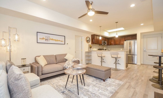 Katy Condominio | 3C| Charm in the City| Stylish home in Gated Complex