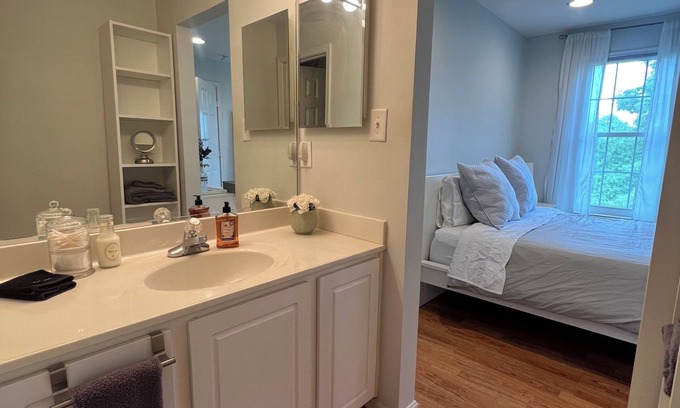 Gaithersburg Casa | 3LVL Townhome in Amazing Location