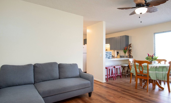 Hilo Condominio | 3rd-floor downtown Hilo condo with great location near the bay, W/D, cable, & AC