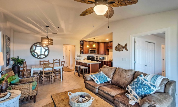 Darien Condominio | 3rd-Floor Riverfront Condo: Walk to Downtown Eats!