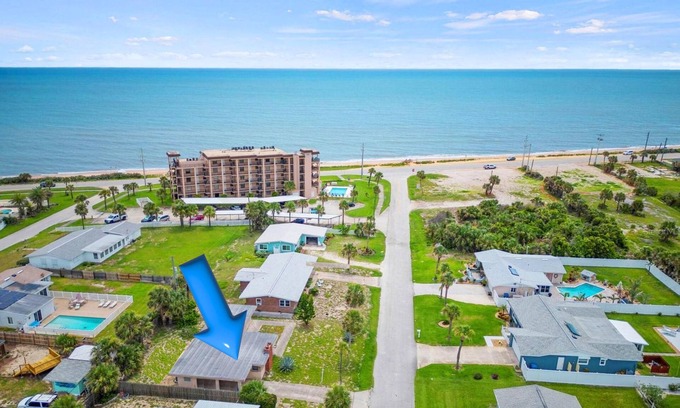 Ormond By The Sea Palt Casa | 3rd House from the Beach! Family-Friendly Home, Just 2-Min Walk to Ormond Beach.