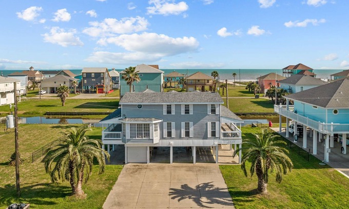Port Bolivar Casa | 3rd row, great views, sleeps 10, 2 min from beach, bring the fam & dog!
