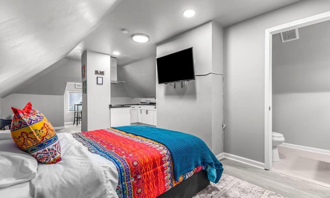 Detroit Apartamento | 3rd Story Loft next to West Village Free Parking