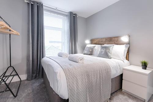 Llanelli Apartamento | 3RM Flat, Smart Tv's, close to all amenities
