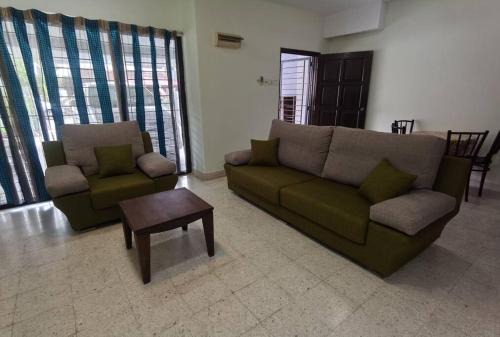 Bukit Jalil Casa | 3Room 10pax SR Landed Comfy 5 Star Sofa&Bed 4 Parking