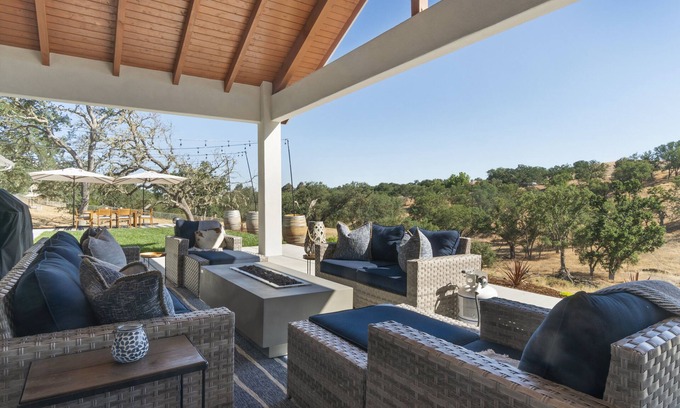 Atascadero Casa | 4.5 Acre Farmhouse in Wine Country w/Hot Tub