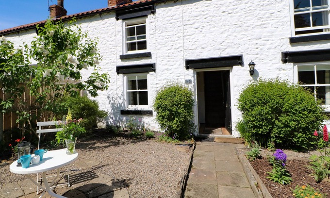 Piercebridge Cabaña | 4-5 THE GREEN, pet friendly, with open fire in Piercebridge