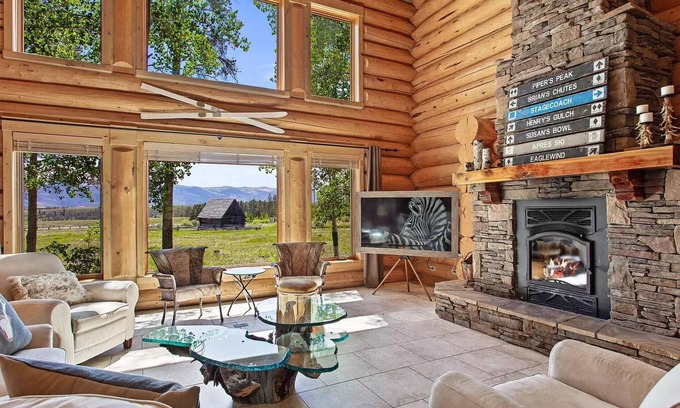 Tabernash Cabina | 4 Acre Luxury Log Cabin Minutes from Skiing, Fishing, Biking, Golf, and Boating