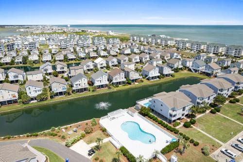 Ocean Isle Beach Casa | 4 BD 3 BA Cottage on Ocean Isle Beach with Water View & Community Pool!
