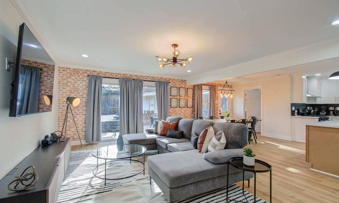 Braeswood Place Casa | 4-BD Central Location w Pool, Patio, Firepit