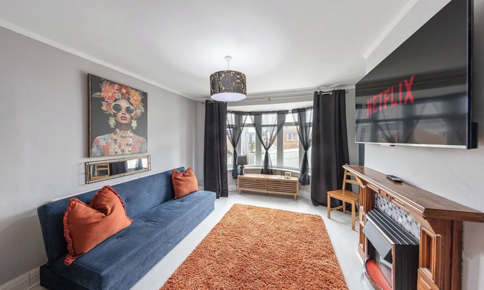 Gillingham Casa | 4 Bd House, Sleeps 8 with Garden-Tv-Internet