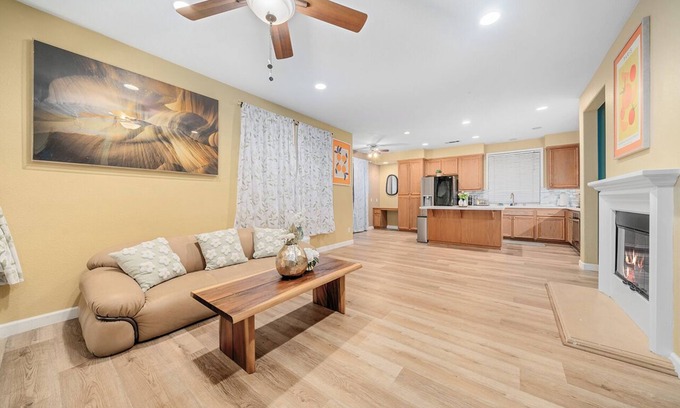 Northeast Anaheim Casa | 4 bd house with 2 living rooms near Disneyland