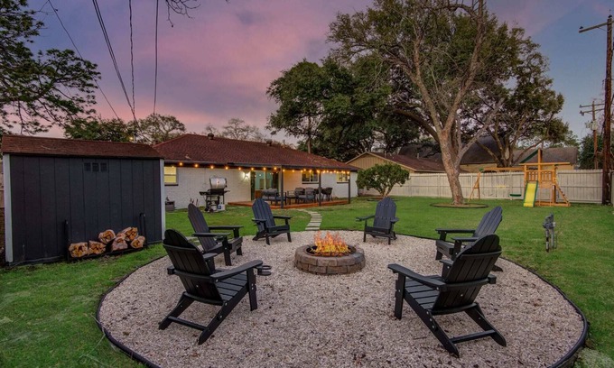 Woodlake - Briar Meadow Casa | 4-BD Mid-Modern Century with Firepit & Playground