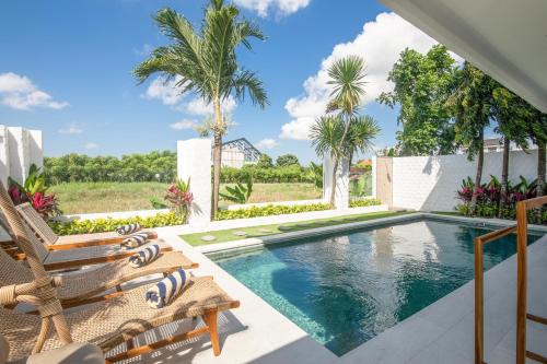 Batubelig Villa | 4 Bd Seminyak With Paddy View, Enclosed Living