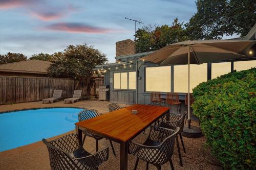 Far North Dallas Casa | 4-BD Serene Hideaway w Pool Foosball and Patio