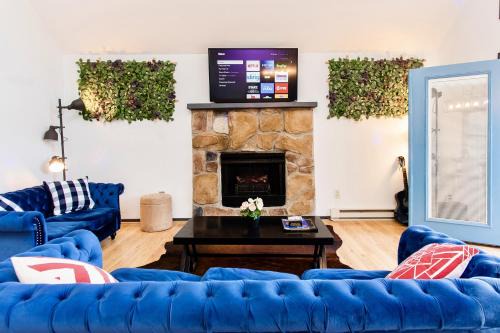 East Stroudsburg Casa | 4 BD Stylish Cottage W Private Pool & hot-tub