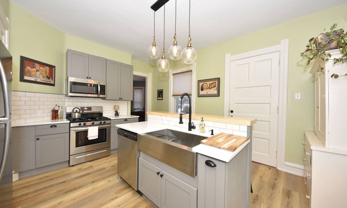 Brewers Hill Casa | 4 bd Victorian, close to downtown, great for groups and family gatherings
