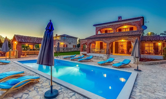 Visnjan Villa | Villa de 4 dormitorios con piscina y jardín extra grande